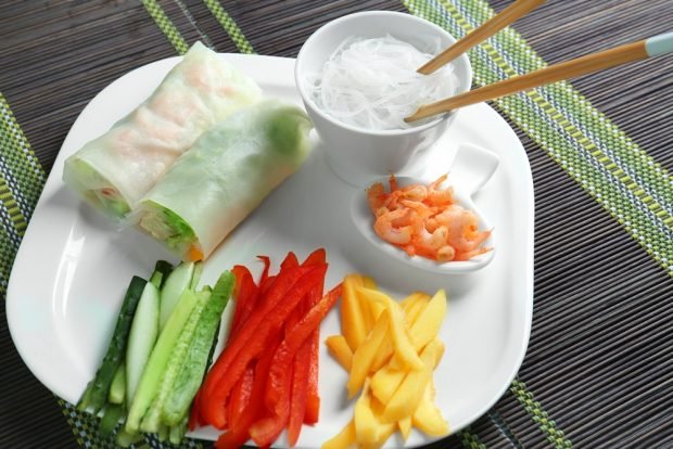 Spring rolls with shrimp and mango