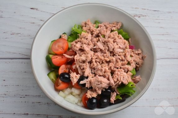 Vegetable salad with canned fish: photo of recipe preparation, step 3