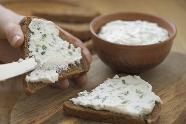 Spread on cottage cheese bread with garlic and herbs – a simple and delicious recipe, how to cook step by step