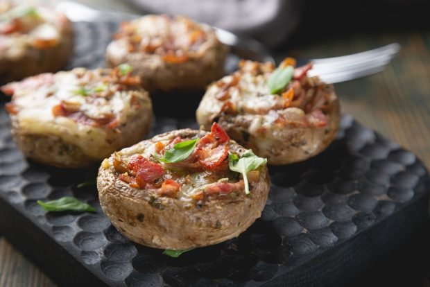 Stuffed mushrooms with bacon