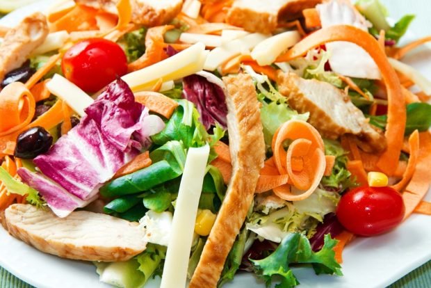 Bright salad with vegetables, olives and smoked chicken 