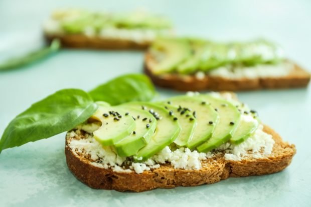 A sandwich with cottage cheese and avocado 