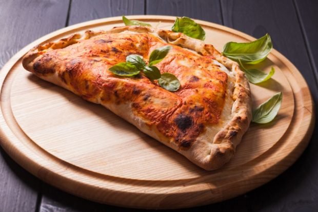 Pizza calzone is a simple and delicious recipe, how to cook step by step