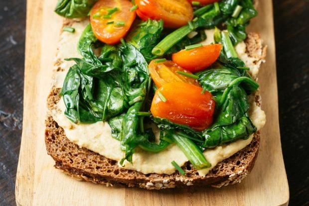 Sandwiches with hummus, tomatoes and spinach