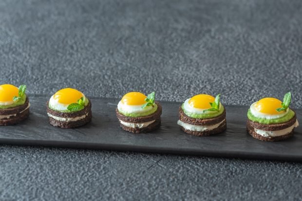 Canapé with fried quail eggs 