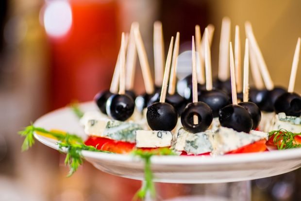 Canapé with olives on skewers 