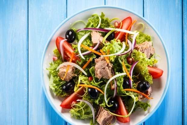 Salad with lettuce and tuna