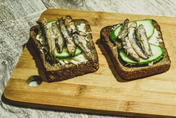 Sandwiches with sprats, cucumber, garlic and mayonnaise