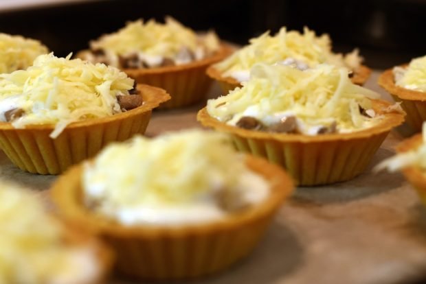 Julienne in tartlets with cream is a simple and delicious recipe, how to cook step by step