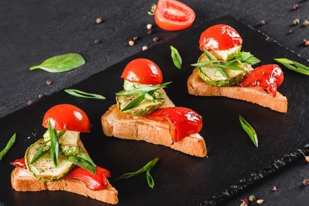 Canapé with grilled vegetables and herbs 