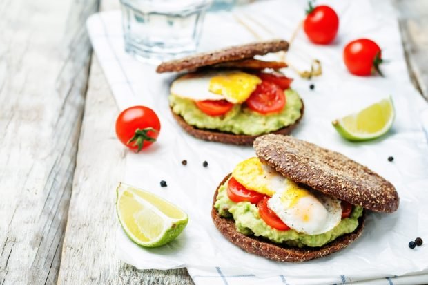 Sandwich with egg and tomatoes 