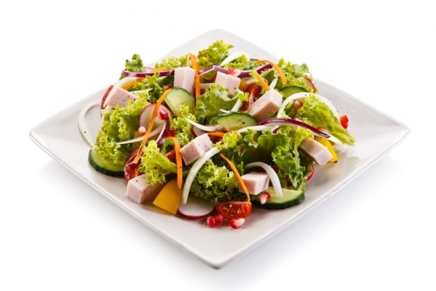 Fresh vegetable salad with ham