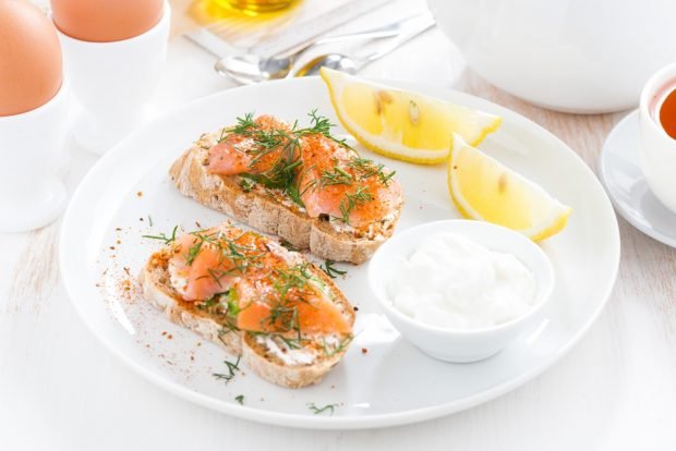 Sandwiches with cottage cheese and salmon