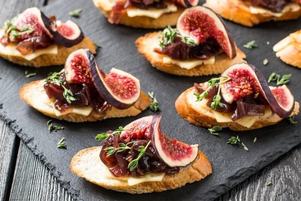 Canapes with caramelized onions and figs