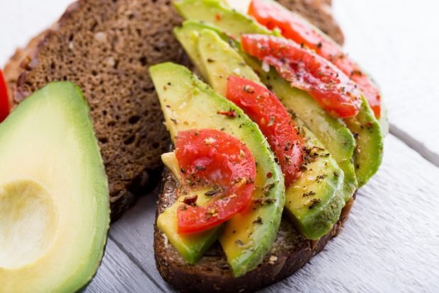 Bread with avocado and tomatoes 