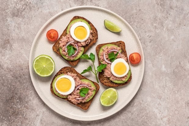 Sandwiches with avocado, tuna and egg