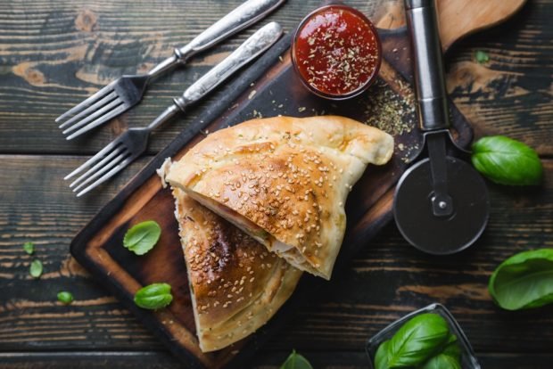 Chicken calzone is a simple and delicious recipe, how to cook step by step