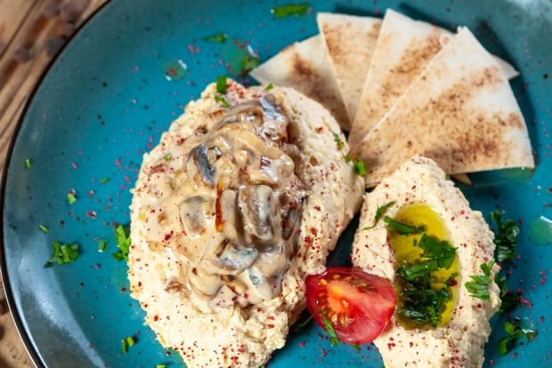 Hummus with mushrooms 