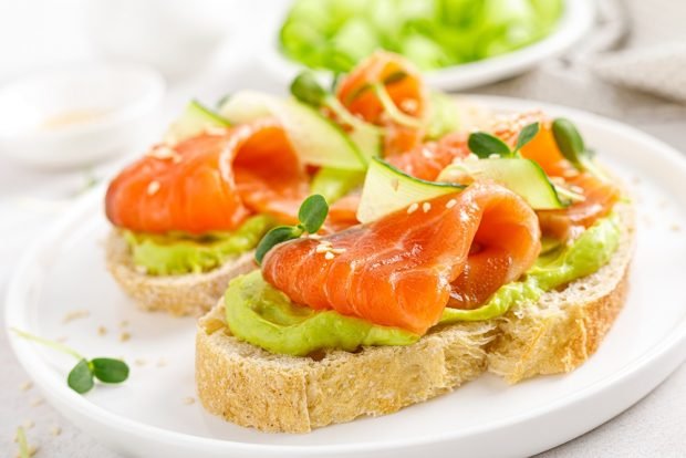 Avocado and fish sandwiches