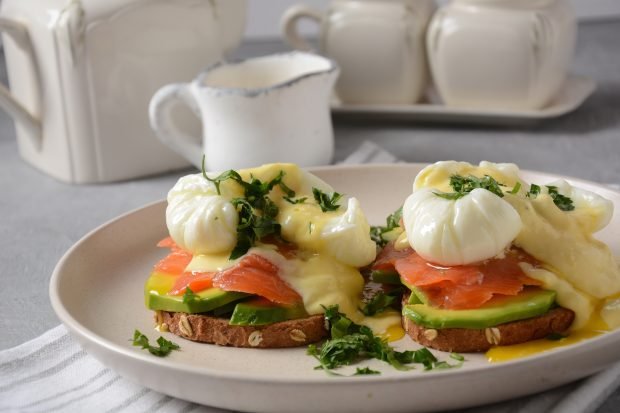 Egg Benedict with salmon and avocado is a simple and delicious recipe, how to cook step by step