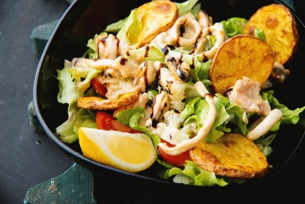 Salad with seafood and chips 