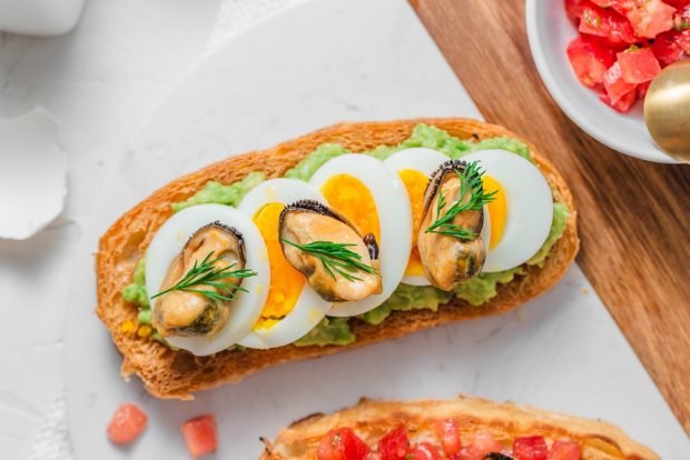 Sandwiches with mussels for a festive table 