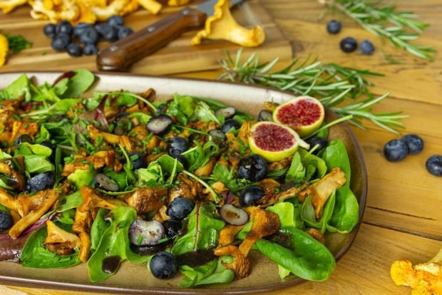 Salad with mushrooms and blueberries