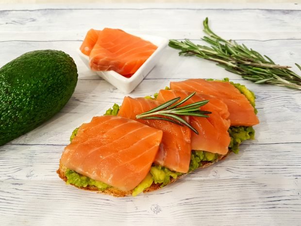 Bruschetta with avocado and salmon 