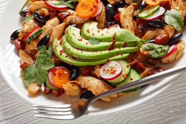 Salad with chicken, vegetables and black beans