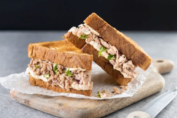 Sandwich with canned tuna