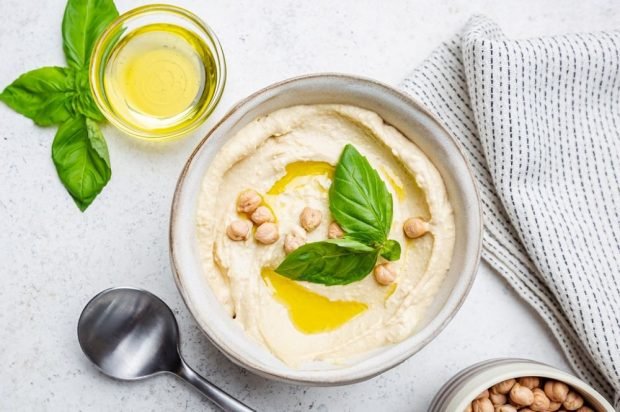 Creamy hummus with tahini 