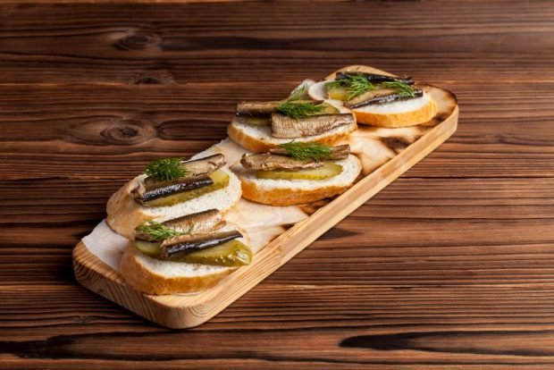 Simple sandwiches with sprats for the festive table