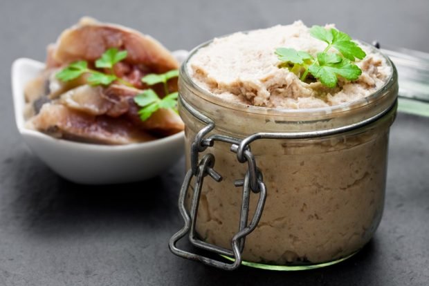 Herring spread for sandwiches with melted cheese 