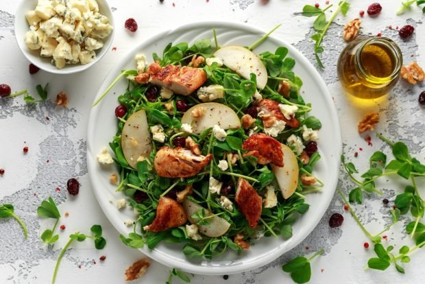 Salad with chicken in paprika, pear and blue cheese