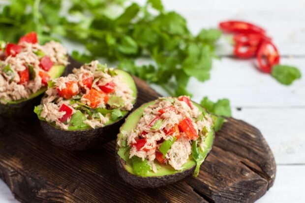 Stuffed avocados with tuna and cilantro