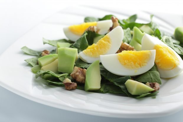 Salad with avocado and egg