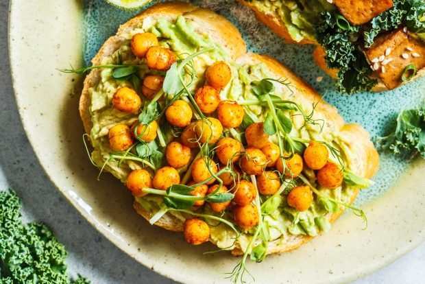 Sandwich with fried chickpeas