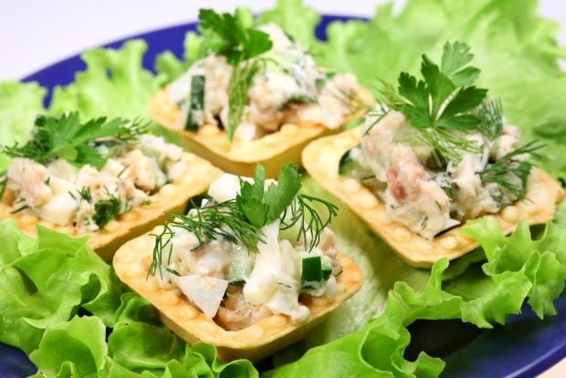 Tartlets with pineapple and chicken