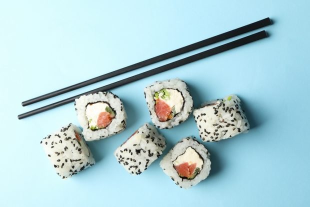 Salmon rolls in sesame