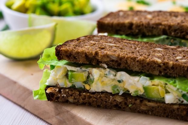 Sandwich with eggs and avocado 