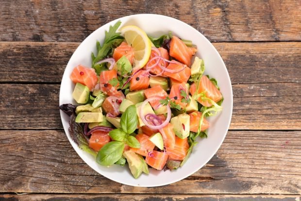 Salad with salmon, avocado and basil