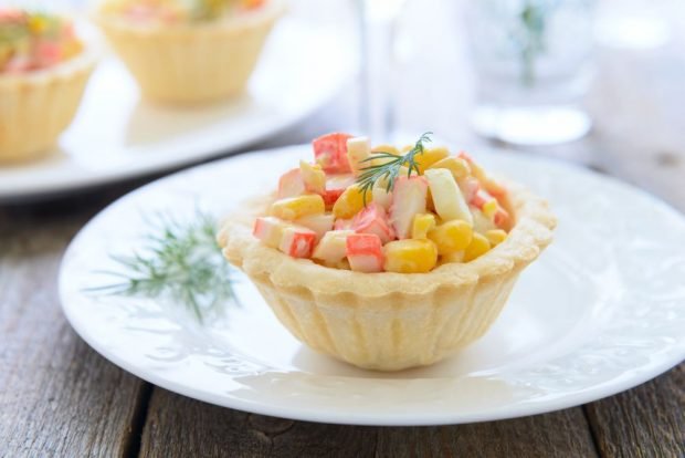 Crab salad with corn in tartlets