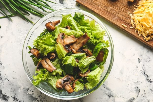 Quick salad with mushrooms and lettuce