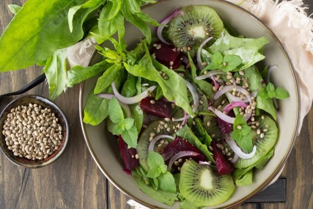 Salad with kiwi, beetroot and herbs