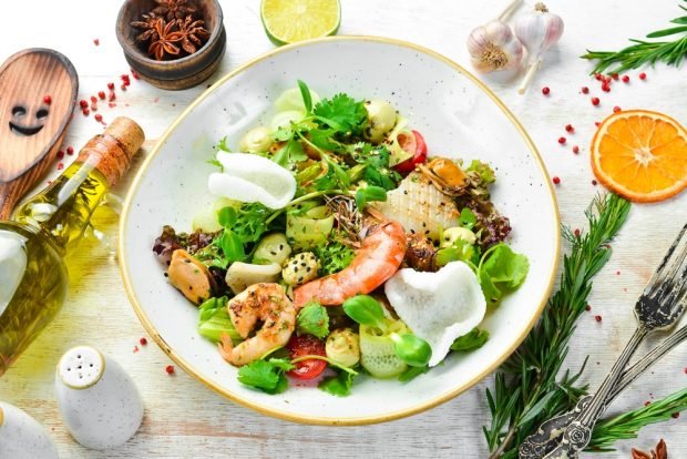 Spicy salad with shrimp and mussels