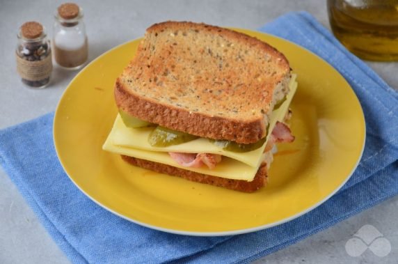 Hot sandwiches with bacon and pickles: photo of recipe preparation, step 3