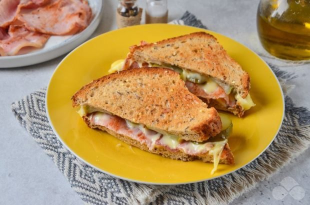 Hot sandwiches with bacon and pickles – a simple and delicious recipe with photos (step by step)