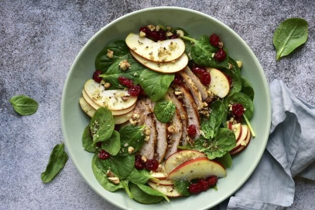 Salad with chicken, spinach and apples