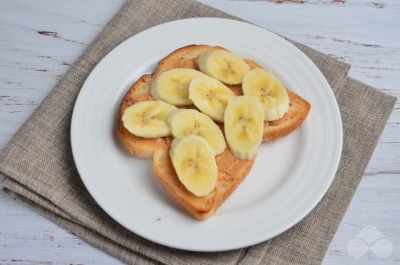 Peanut butter and banana sandwich: photo of recipe preparation, step 2