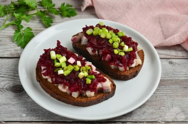 Sandwiches with herring under a fur coat: photo of recipe preparation, step 4